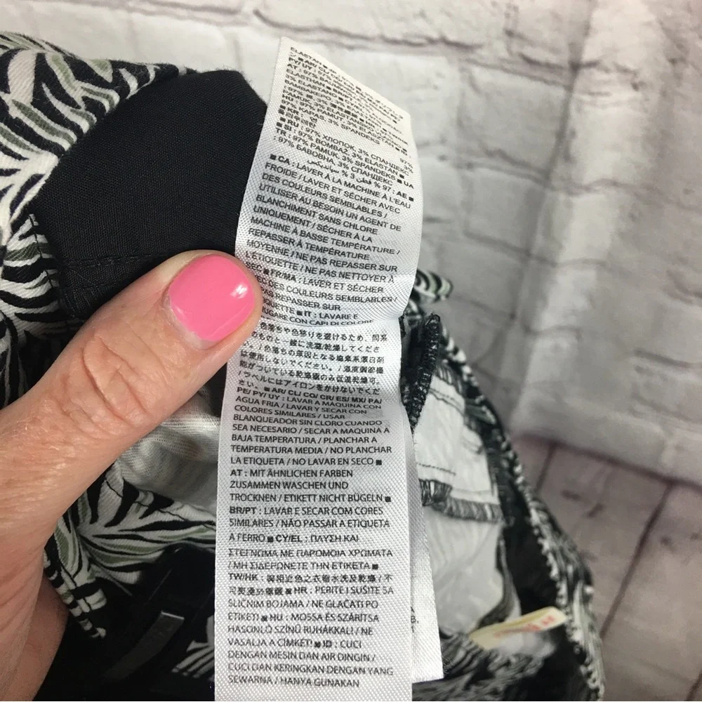 GAP Khaki Tropical Print Bermuda Shorts Womens 8 Black White Palm Leaf